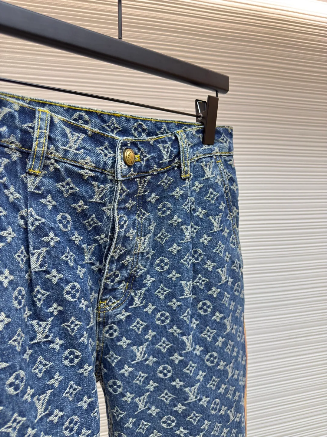 LOUIS VUITTON Jacquard full-print seam jeans ●Authentic product: Purchased and developed by 15599 ●Item number: 1680259-B45 ●Fabric: cotton fabric ●Technology: Printing process ●Version: Fitted version ●Weight: about 840 grams ●Size: 30-32-34-36 ●Description: Carefully crafted with cotton fabric, comfortable upper body Full-width jacquard reflects elegant color contrast The outside of the trouser legs is decorated with VVN ribbons, and the contrasting design is more refined. It has multiple practical pockets and a straight version. It can be matched with the same style to create a fashionable look and suit various occasions. Customized accessories, complete with three labels, same style for men and women!